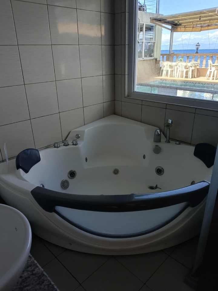 Ocean Breeze Resort Toledo 外观 照片